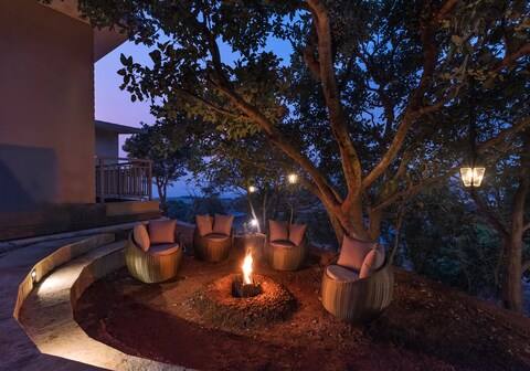 SaffronStays Hillside Harrier (Couple's Retreat)