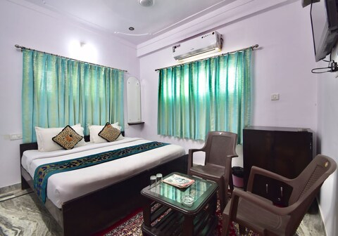 Aashiyana Comfort Homestay |Rooms & Caretaker|