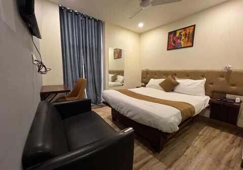 Hotel The Mall Inn by MNG Rooms