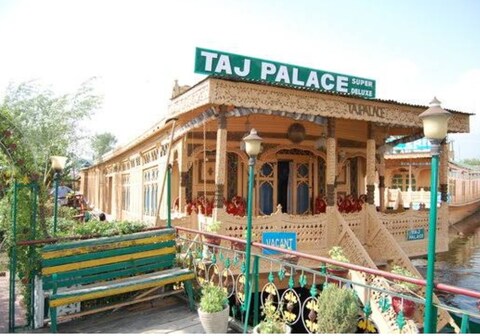 Taj Palace Houseboat