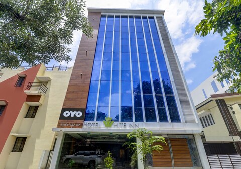 Townhouse OAK SRK White Inn Near Ragigudda Sri Prasanna Anjaneyaswamy Temple