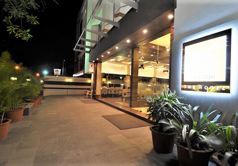 Hotel Le Grande Residency