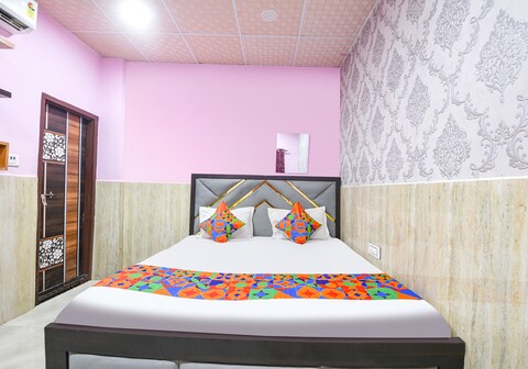 Fabhotel Mohini Palace- 1km from Prem mandir