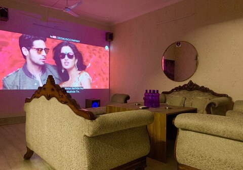 Instay M56 | 8/10 Entire 2BHK Apt with Theatre Screen