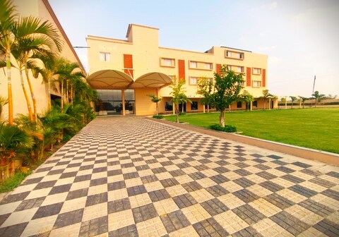 Grand Bhelsa Hotel and Resort