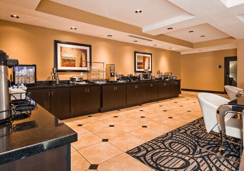 Best Western Plus Airport Inn & Suites