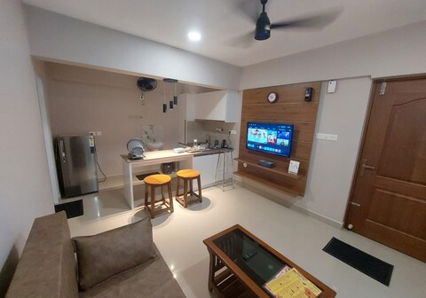 Lavender Airport Suite