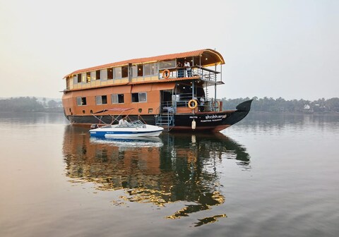 Aquaholic A Floating Villa