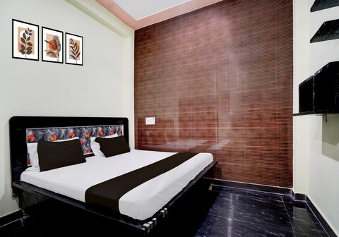 Hotel O Shree Thakur Ji Dham Guest House