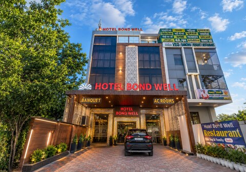 Hotel Bond Well (500m from Railway station)