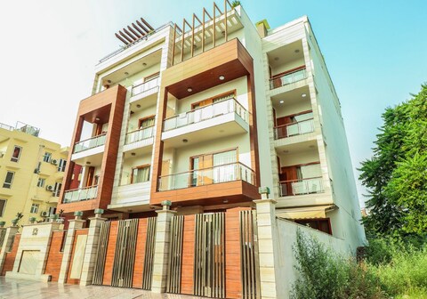 HOTEL PLATINUM PALACE NEAR MEDANTA HOSPITAL SECTOR 38