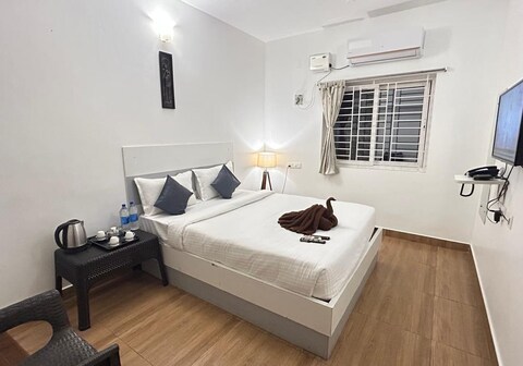 The Base Inn | 1Km to Serenity Beach