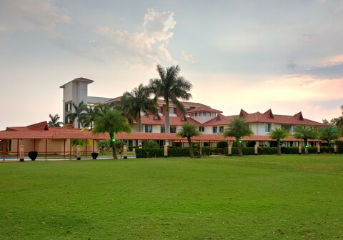 Hotel Crescent Resorts and Club