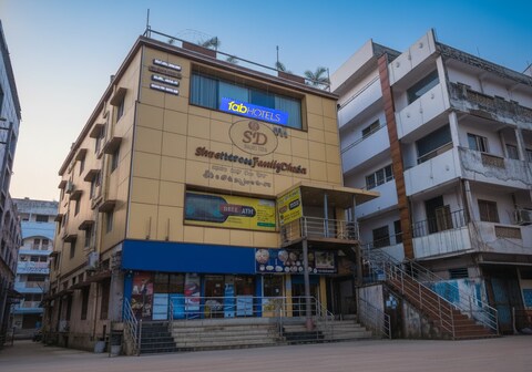 FabHotel Prime Adhirath Grand - 400M from Durgam Cheruvu Metro Station, Madhapur