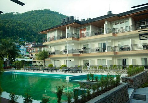 Majestic Lake Front Hotel and Suites