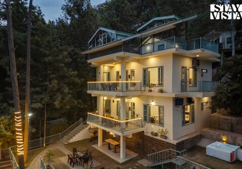 StayVista at Pinecrest Manor - Outdoor Jacuzzi