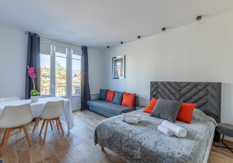 Studio sleeps 4 with terrace, 500m Place Morny