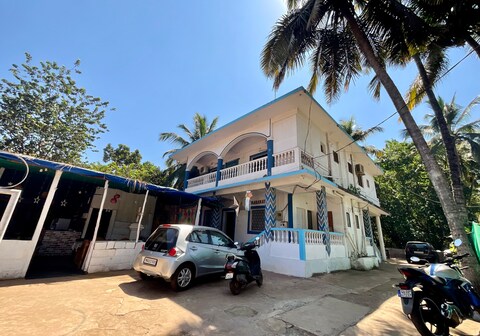 One Light Hostel - Morjim