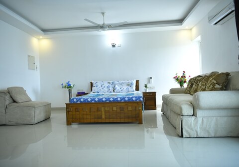 Aqua vista lake view apartment