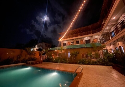 12 Monks Backpacker Resort