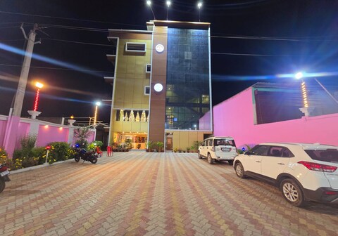 SAROJINI GARDEN HOTEL & RESTAURANT