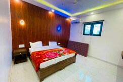 Kingfisher Luxury Farm House, Delhi Kingfisher Luxury Farm House, Delhi