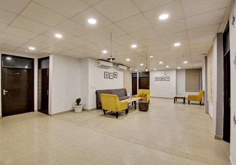 Super Townhouse Saket Residency Near Saket Metro