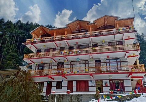 Spring House Manali | Rooms with Wi-Fi