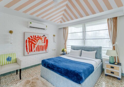 Sereno Picasso 1bhk artsy vibes 3 mins to Assagaon