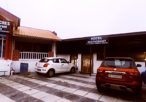 The green acres hotel & restaurant