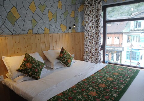 GLACIER HOTEL Main Market