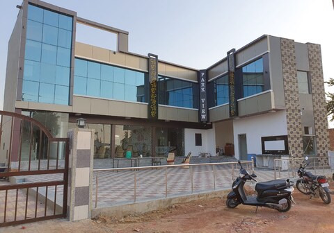 PARK VIEW HOTEL & RESTAURANT