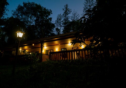 Yaala - Riverside Coffee Retreat