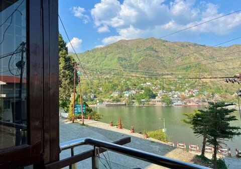 Flat Stay ( 2BHK Lake Side Flat ) by The Lake Hill ,Bhimtal