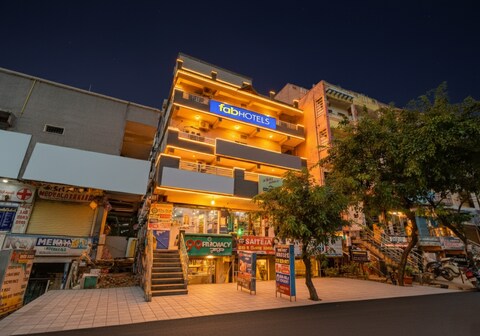 FabHotel VK Luxury Room's - Nr UMCC Shahpur, Jeedimetla