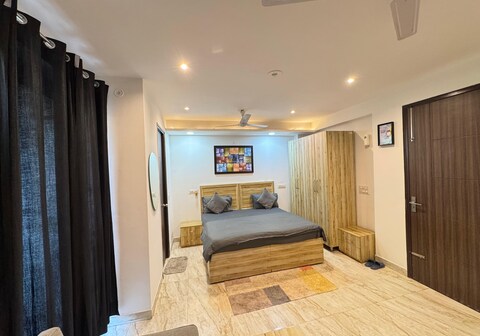 Studio sec 42 Golf course road Gurgaon