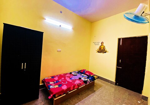 Nikunj Dorme Rooms & Hostels