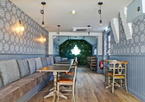 OYO Tamworth Arms Boutique Pub & Hotel