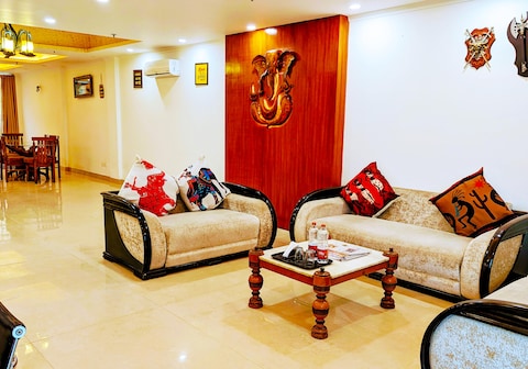 Hotel Moon Taj Near Yashobhoomi
