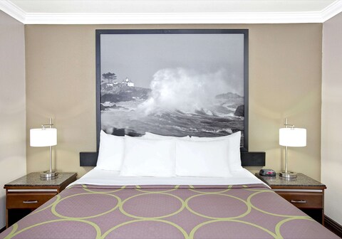 Super 8 by Wyndham Los Angeles-Culver City Area