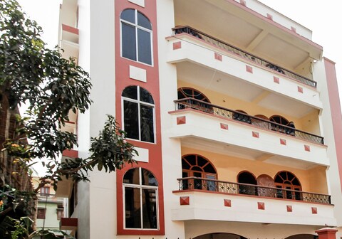 Aadoroni Central Homestay | Room & Caretaker