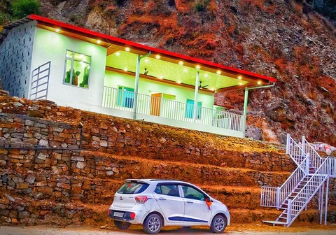 Kanhaiya hotel & merge near kedarnath temple