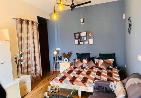 Jubilant Studio:High Rise private *studio*