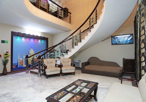 Hotel O Taj East Gate Metro Station Formerly Queen Palace