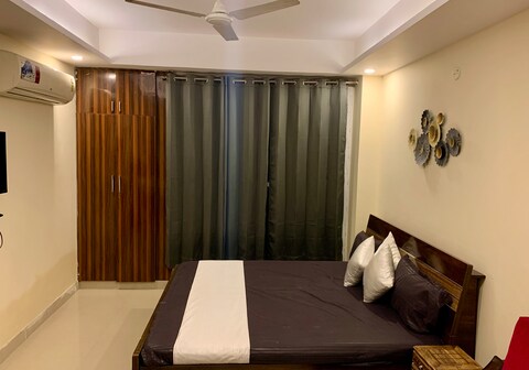 Luxury Studio by Foothills