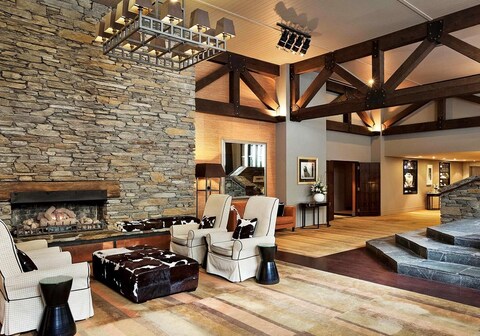 هوتل سانت موريتز، كوينزتاون - إم جاليري