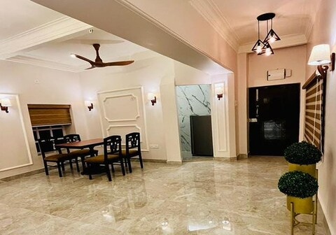 A 1000 sqft 1BHK Apartment in Ballygunge main road