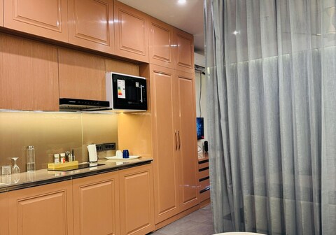 Chic Studio Apartment with Premium Amenities