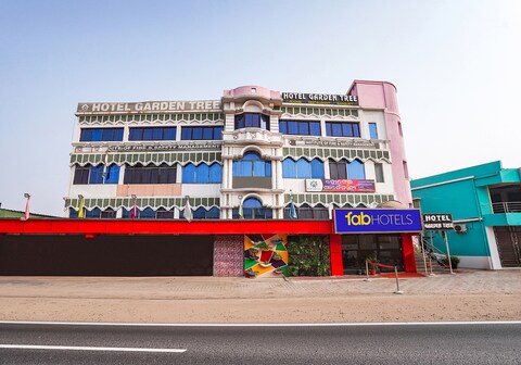 FabHotel Garden Tree