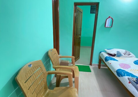 Family Room at Pappa s Pride Cozy Clean